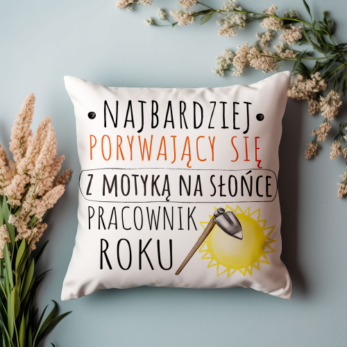 Poduszka Śmieszny Prezent Praca NAJBARDZIEJ PORYWAJĄCY SIĘ Z MOTYKĄ NA SŁOŃCE PRACOWNIK ROKU