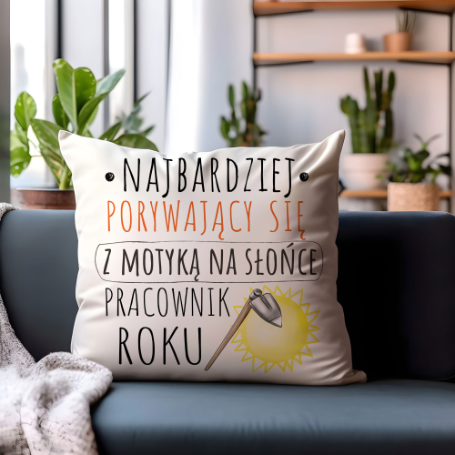 Poduszka Śmieszny Prezent Praca NAJBARDZIEJ PORYWAJĄCY SIĘ Z MOTYKĄ NA SŁOŃCE PRACOWNIK ROKU